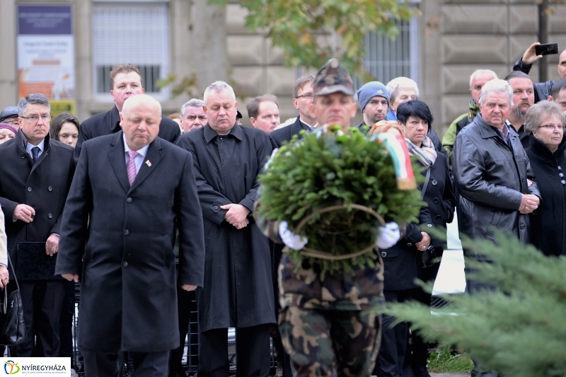 Koszorúzás az 1956-os emlékműnél