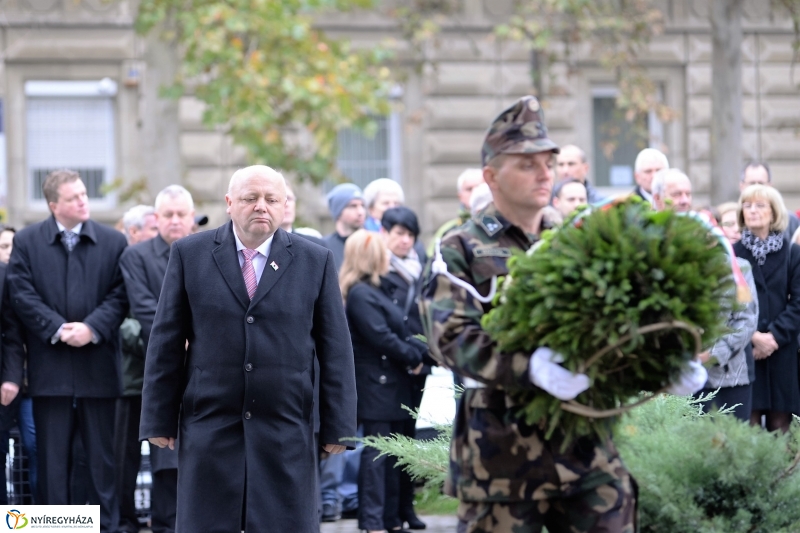 Koszorúzás az 1956-os emlékműnél