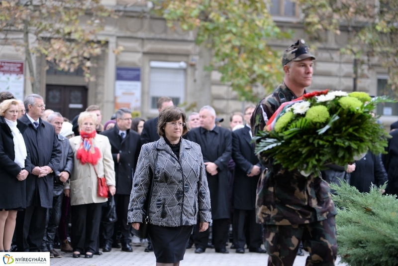 Koszorúzás az 1956-os emlékműnél
