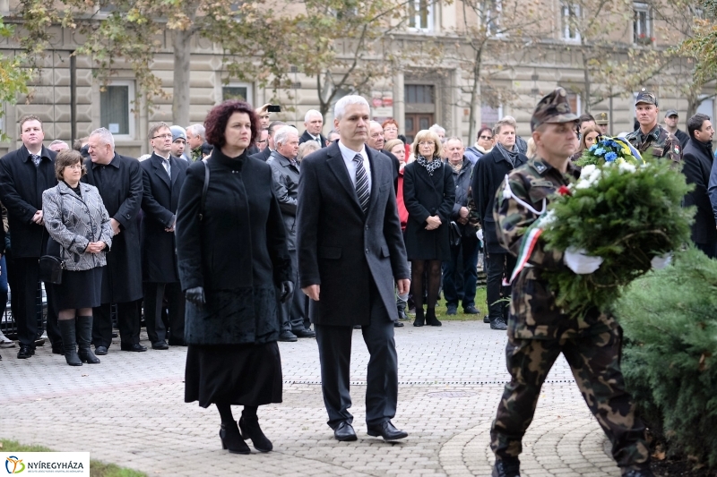 Koszorúzás az 1956-os emlékműnél