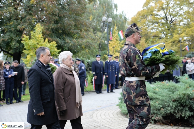 Koszorúzás az 1956-os emlékműnél