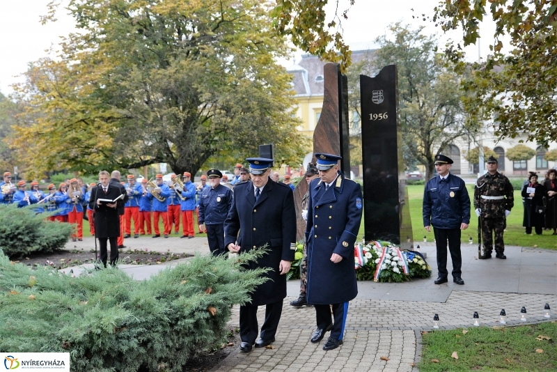 Koszorúzás az 1956-os emlékműnél