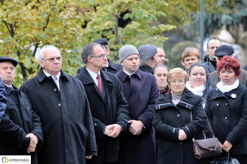 Koszorúzás az 1956-os emlékműnél