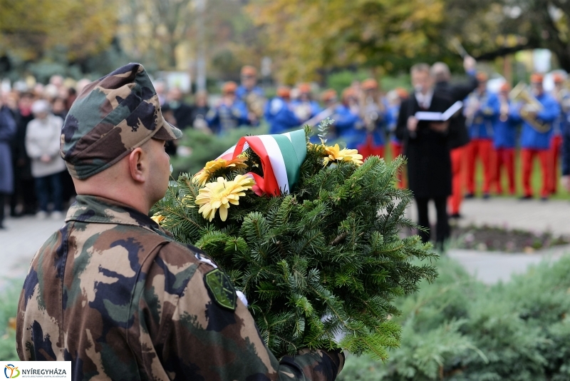 Koszorúzás az 1956-os emlékműnél