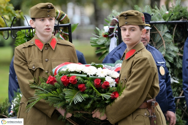 Koszorúzás az 1956-os emlékműnél