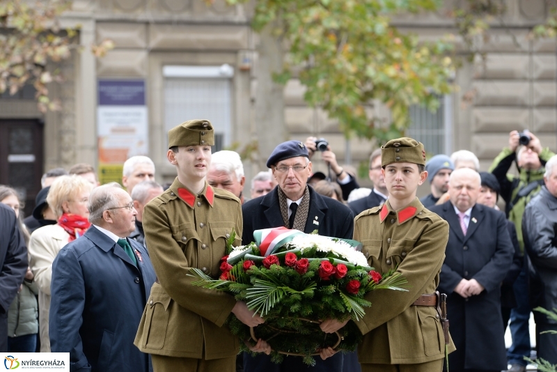 Koszorúzás az 1956-os emlékműnél