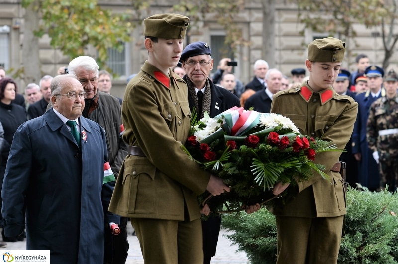 Koszorúzás az 1956-os emlékműnél