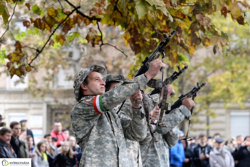 Koszorúzás az 1956-os emlékműnél