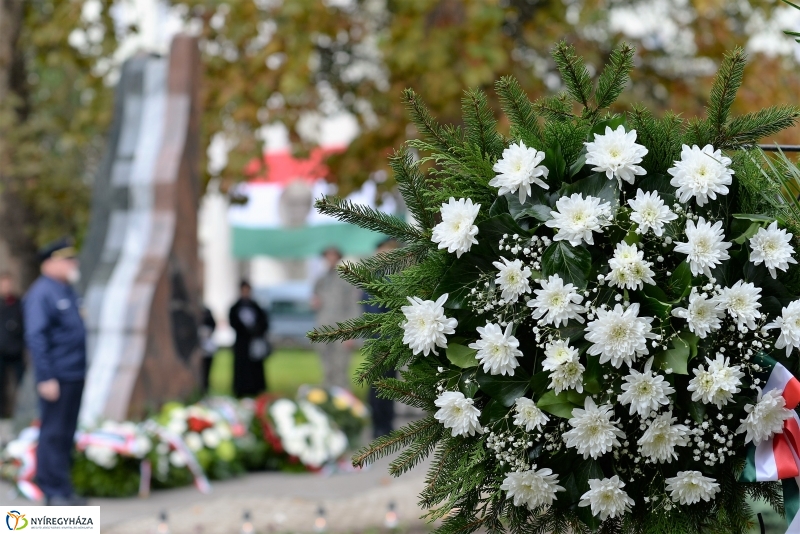 Koszorúzás az 1956-os emlékműnél