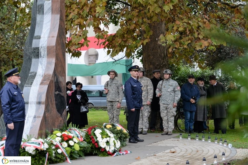Koszorúzás az 1956-os emlékműnél