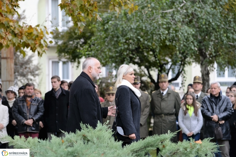 Koszorúzás az 1956-os emlékműnél
