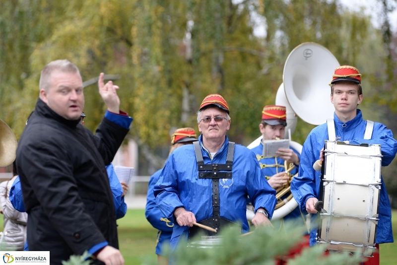 Koszorúzás az 1956-os emlékműnél