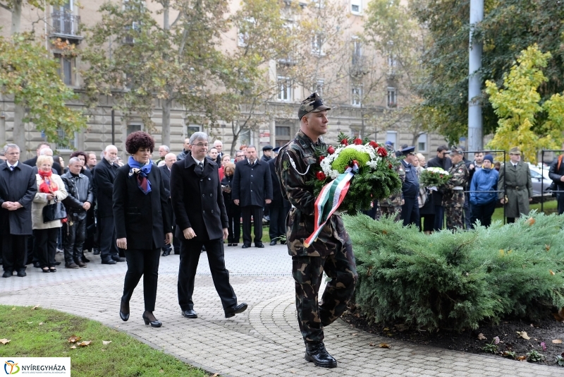 Koszorúzás az 1956-os emlékműnél