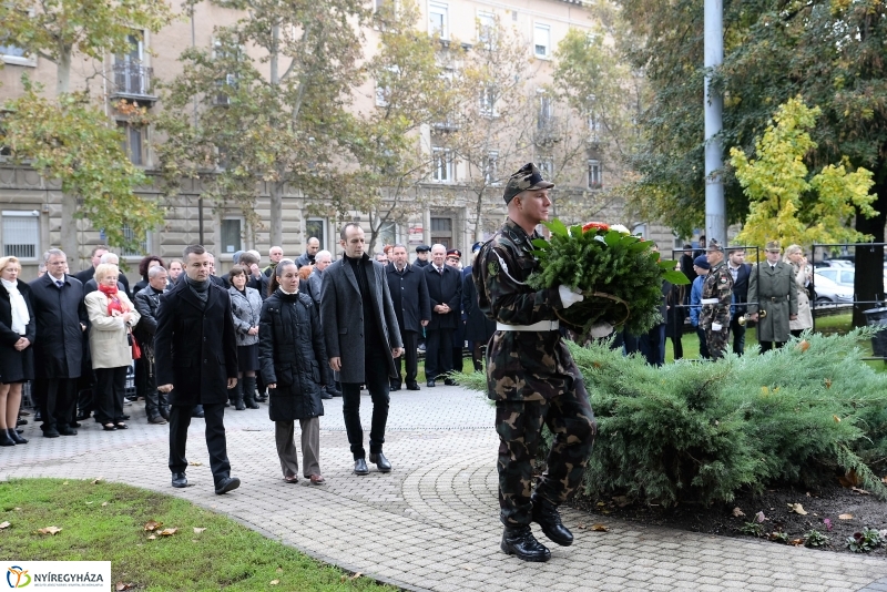Koszorúzás az 1956-os emlékműnél