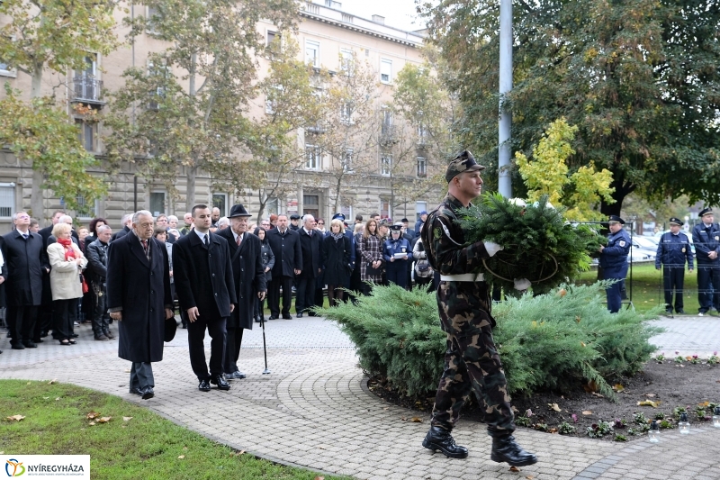Koszorúzás az 1956-os emlékműnél