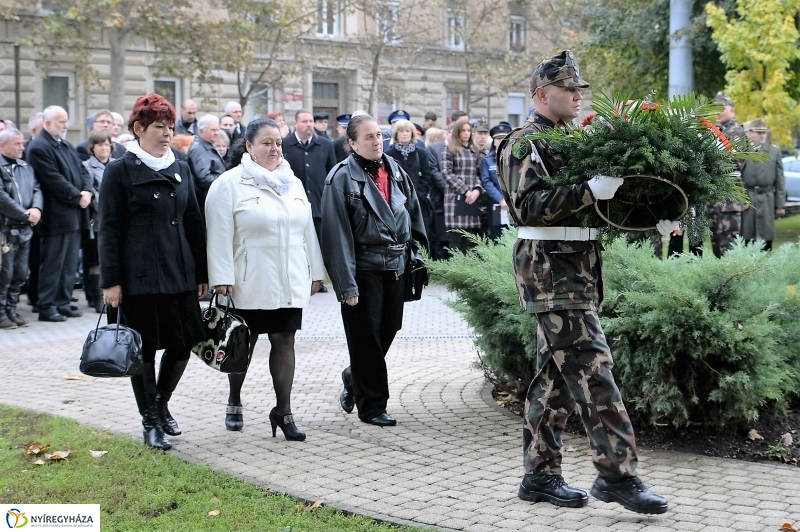 Koszorúzás az 1956-os emlékműnél