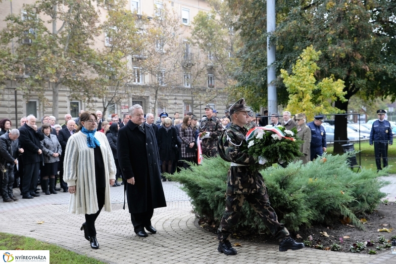 Koszorúzás az 1956-os emlékműnél
