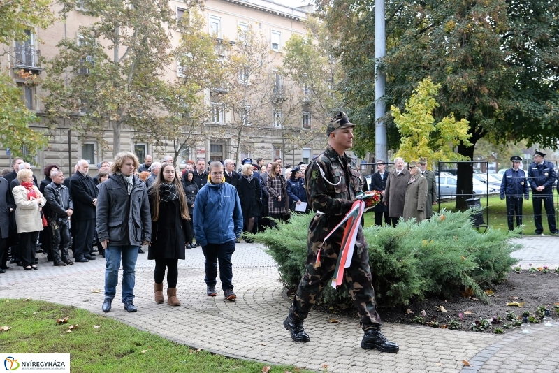 Koszorúzás az 1956-os emlékműnél