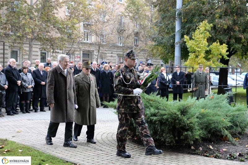 Koszorúzás az 1956-os emlékműnél