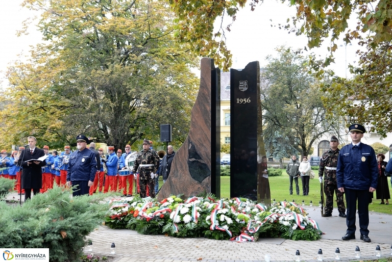 Koszorúzás az 1956-os emlékműnél