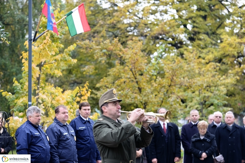 Koszorúzás az 1956-os emlékműnél
