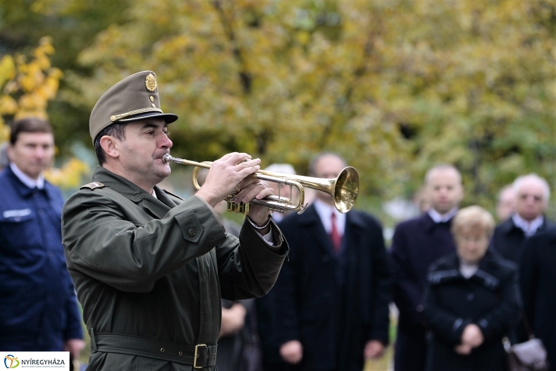 Koszorúzás az 1956-os emlékműnél