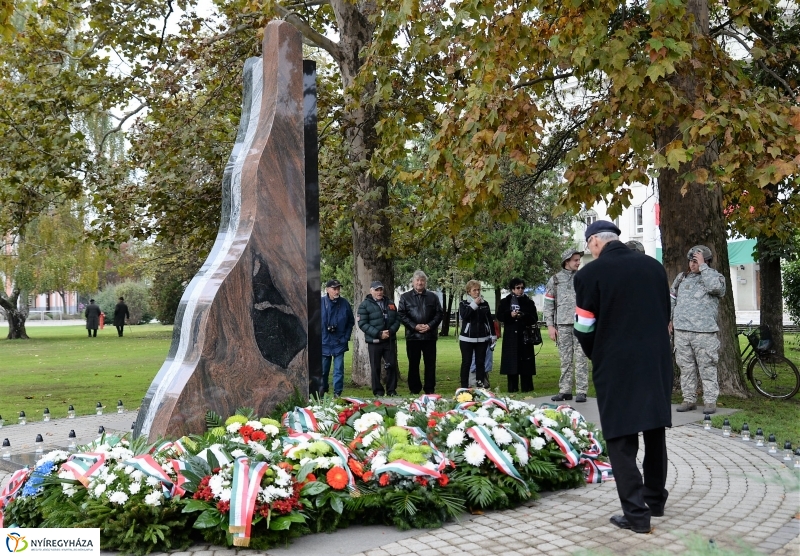 Koszorúzás az 1956-os emlékműnél