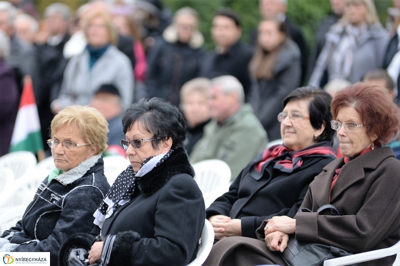 Az 1956-os ünnepi megemlékezés a Hősök terén
