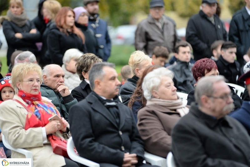 Az 1956-os ünnepi megemlékezés a Hősök terén
