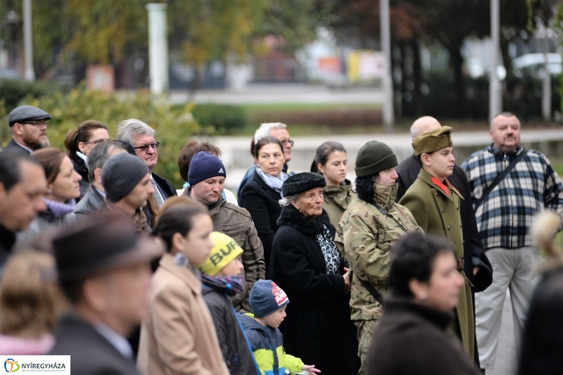 Az 1956-os ünnepi megemlékezés a Hősök terén