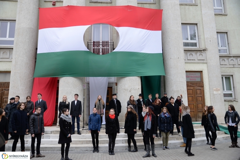 Az 1956-os ünnepi megemlékezés a Hősök terén