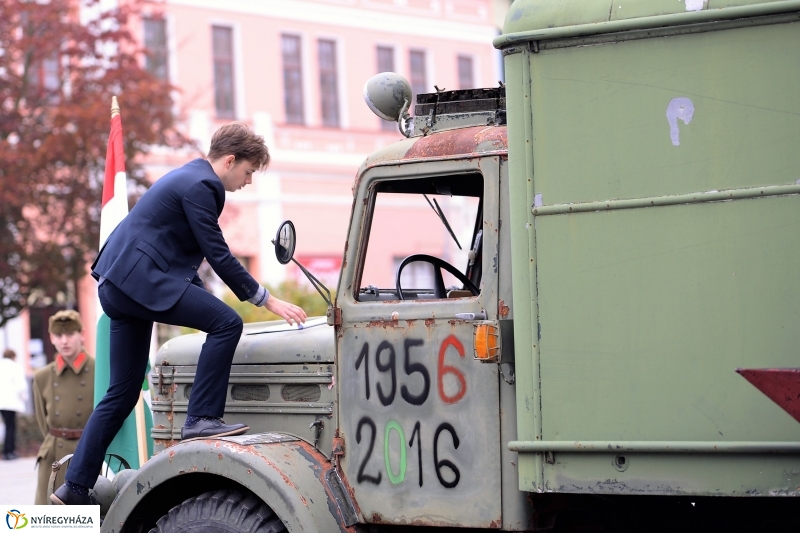 Az 1956-os ünnepi megemlékezés a Hősök terén