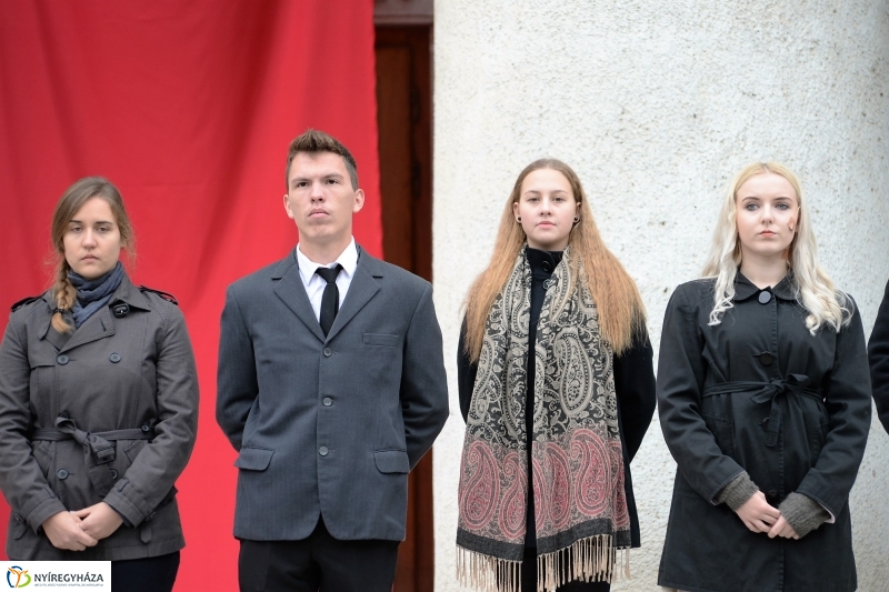 Az 1956-os ünnepi megemlékezés a Hősök terén