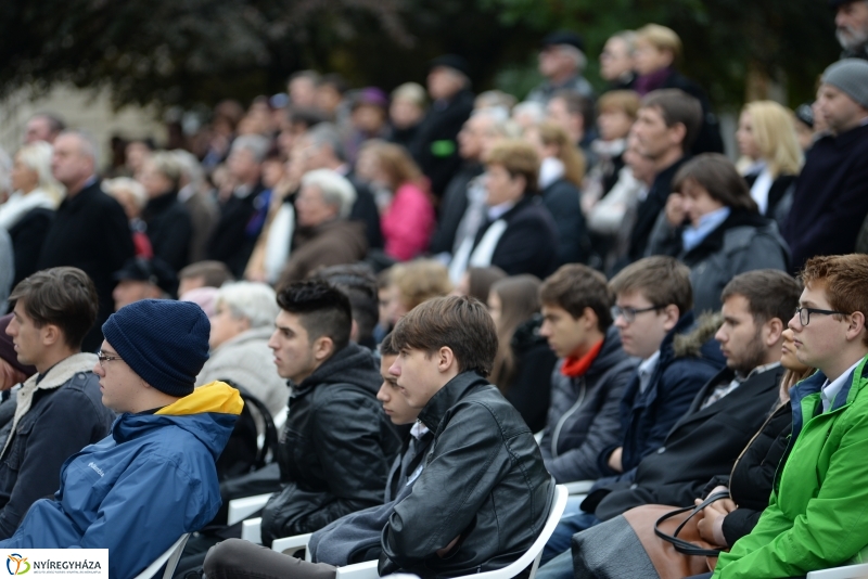 Az 1956-os ünnepi megemlékezés a Hősök terén