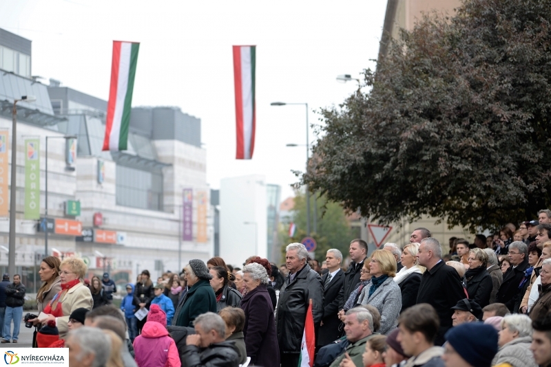 Az 1956-os ünnepi megemlékezés a Hősök terén
