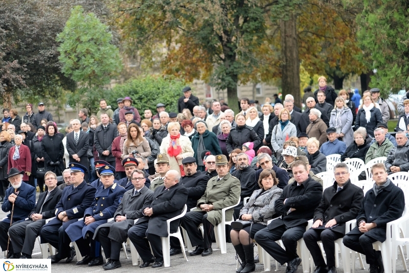 Az 1956-os ünnepi megemlékezés a Hősök terén