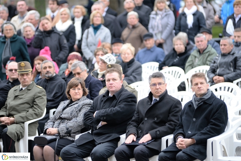 Az 1956-os ünnepi megemlékezés a Hősök terén