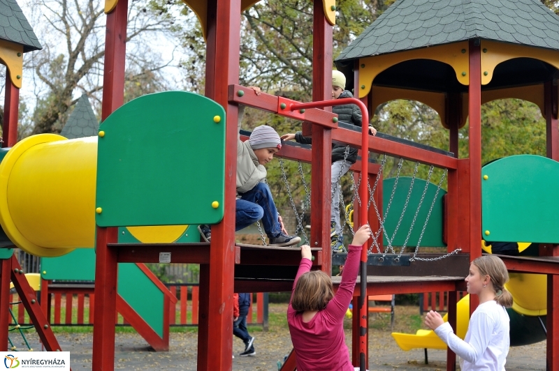 Őszi móka a Benczúr téren - fotó Szarka Lajos