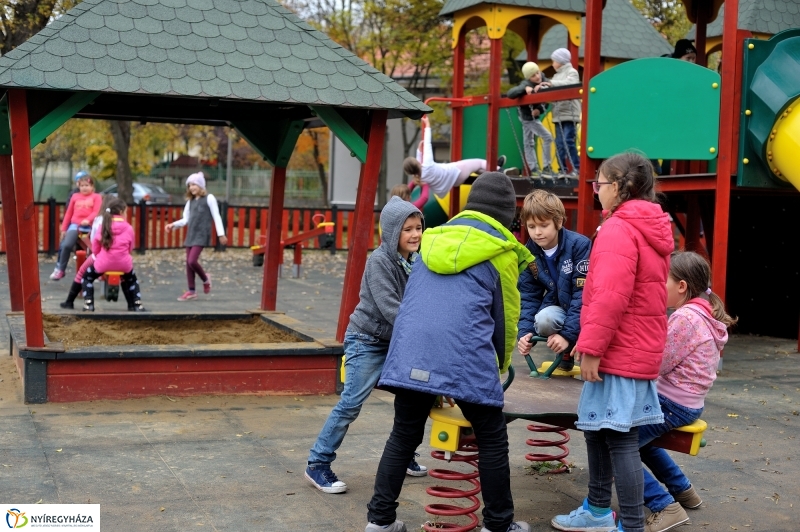 Őszi móka a Benczúr téren - fotó Szarka Lajos