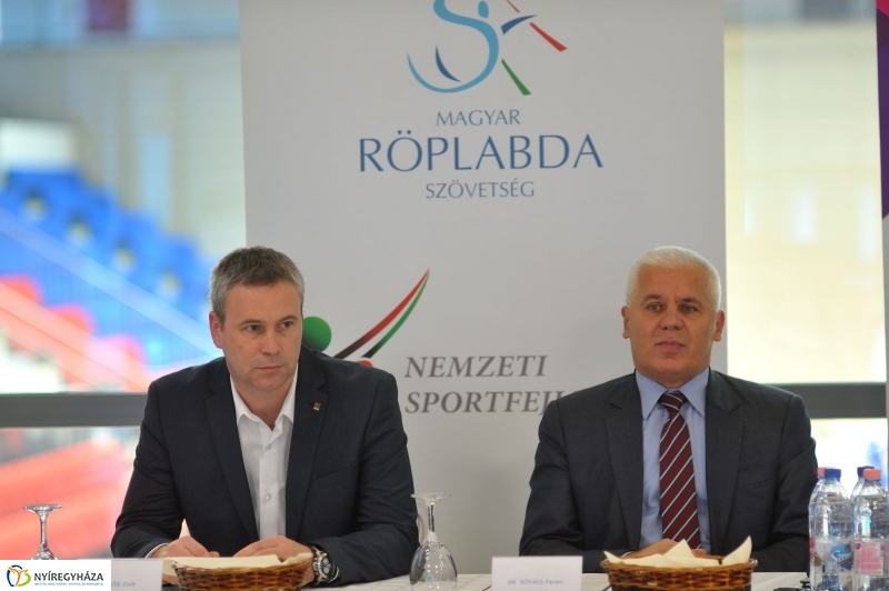 Röplabda szerződés aláírás - fotó Szarka Lajos