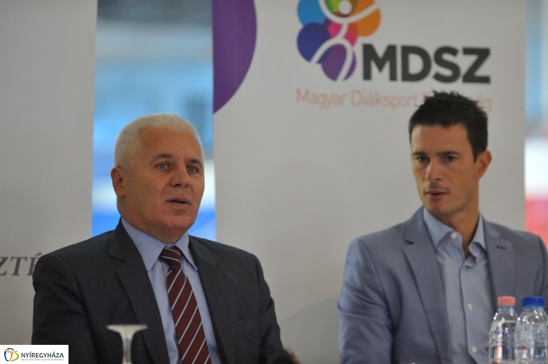 Röplabda szerződés aláírás - fotó Szarka Lajos