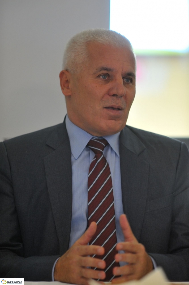 Röplabda szerződés aláírás - fotó Szarka Lajos