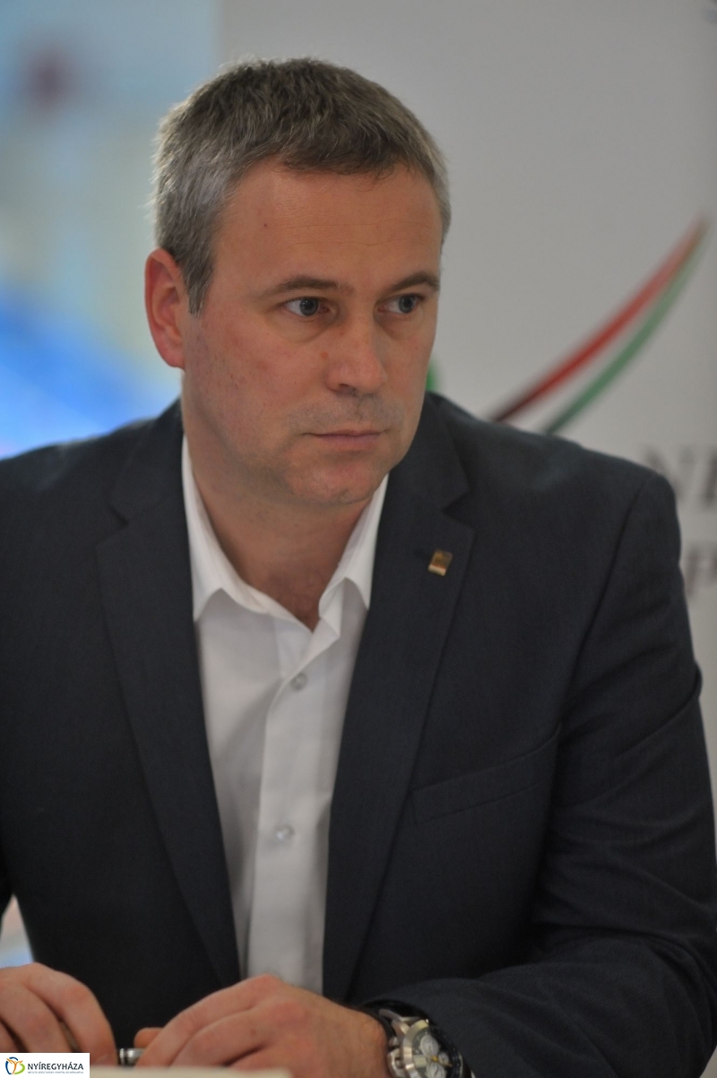 Röplabda szerződés aláírás - fotó Szarka Lajos