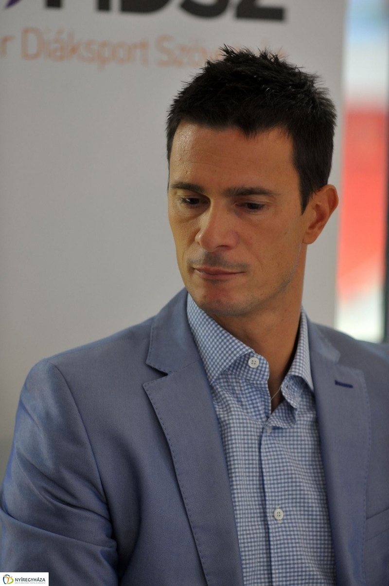 Röplabda szerződés aláírás - fotó Szarka Lajos