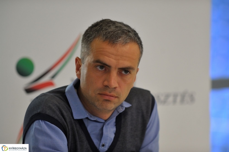 Röplabda szerződés aláírás - fotó Szarka Lajos