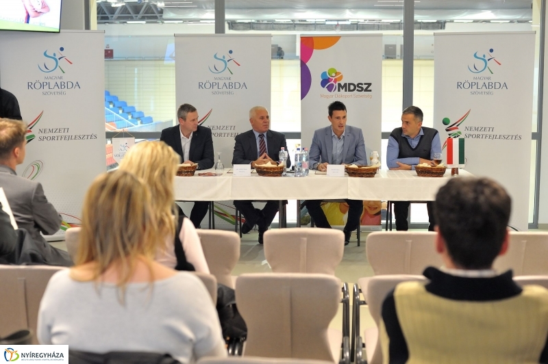 Röplabda szerződés aláírás - fotó Szarka Lajos