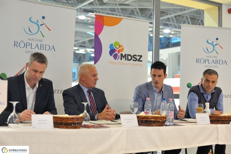 Röplabda szerződés aláírás - fotó Szarka Lajos