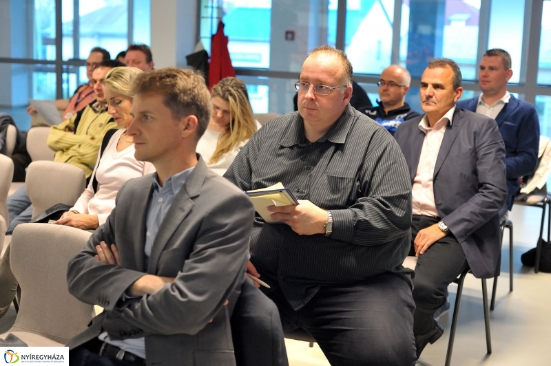 Röplabda szerződés aláírás - fotó Szarka Lajos