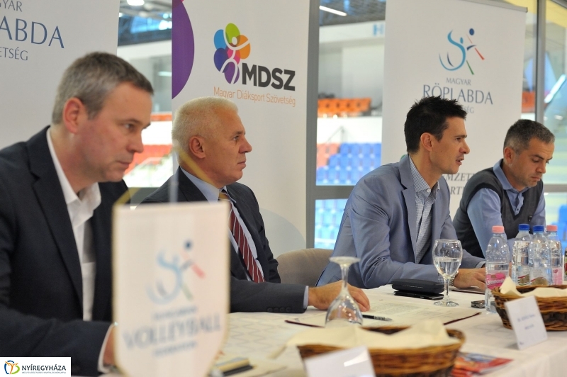 Röplabda szerződés aláírás - fotó Szarka Lajos