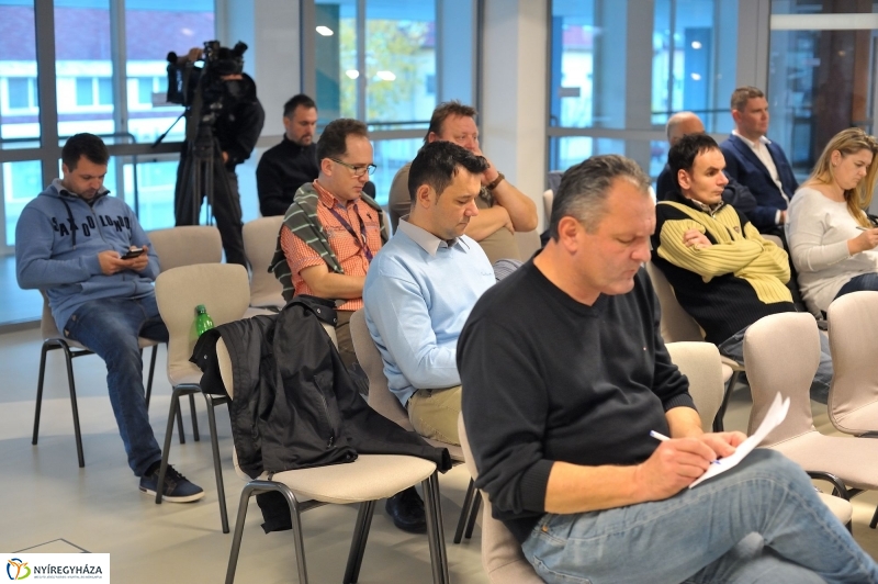 Röplabda szerződés aláírás - fotó Szarka Lajos